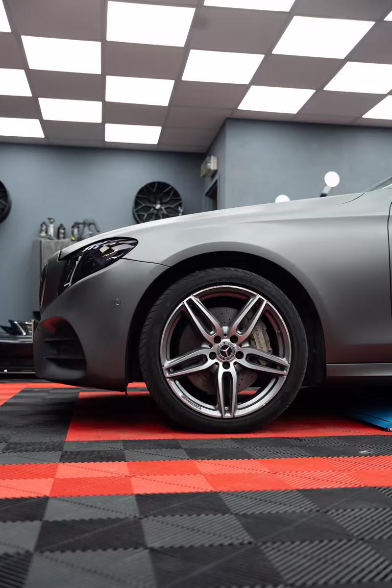 Оклейка Mercedes E300 в матовый серый — фото 9