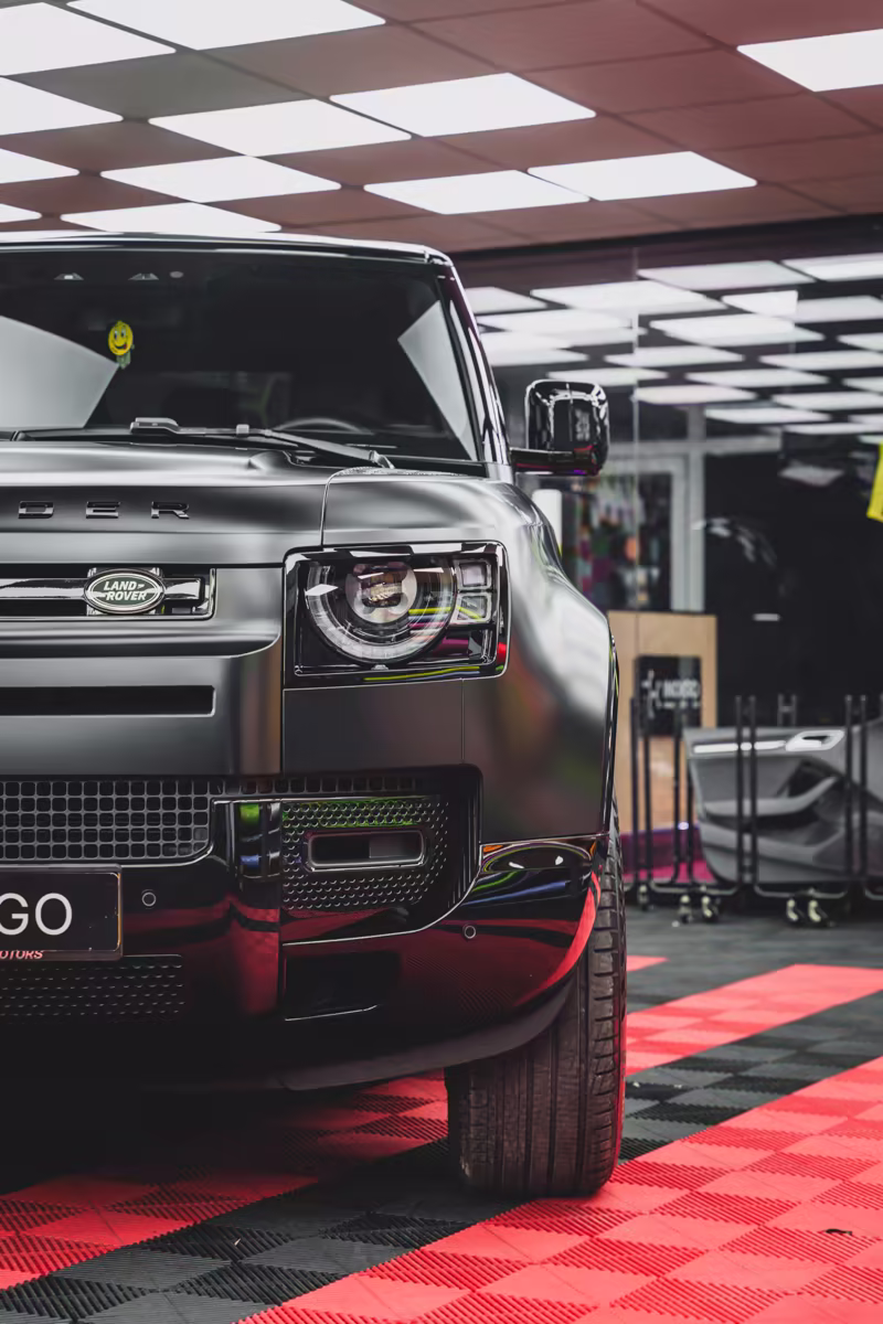 Оклейка Land Rover Defender в чёрный — фото 6